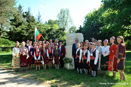 Цветя пред паметника на основателя на Европейската асоциация на фолклорните фестивали /EAFF/ Илиян Николов